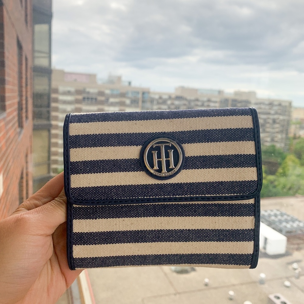 Tommy Hilfiger trifold wallet